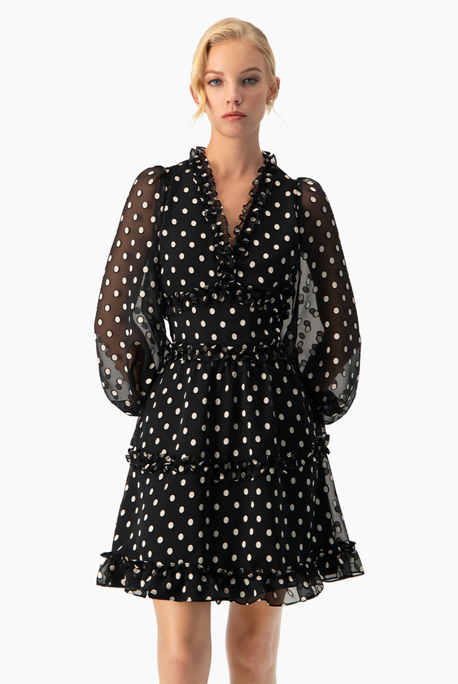 Vestido corto negro con estampado de lunares y manga larga