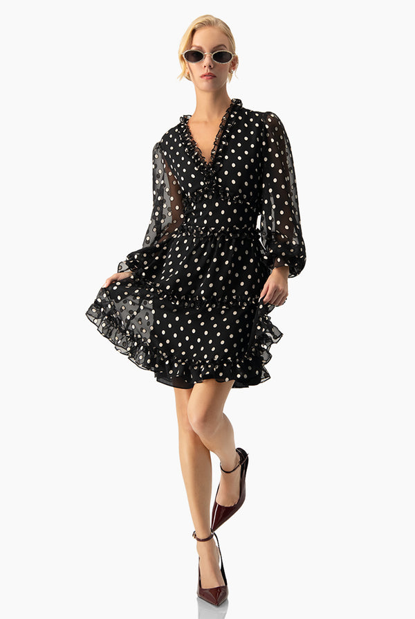 Vestido corto y manga larga amplia