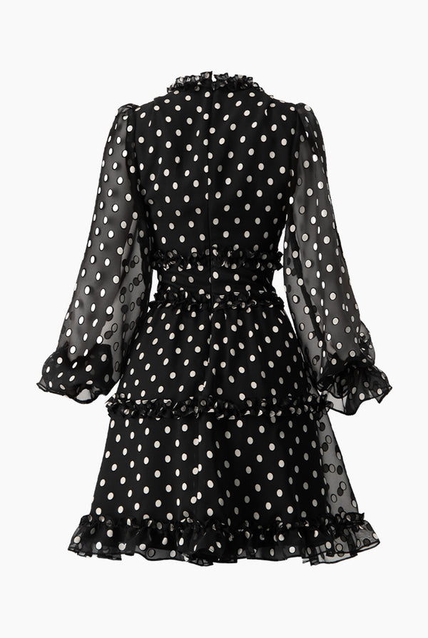 Vestido corto y manga larga amplia