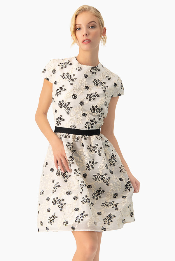 Vestido corto linea A manga corta