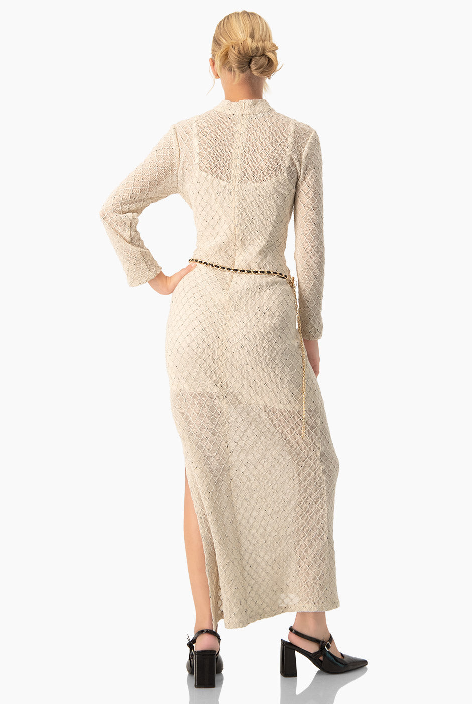 Vestido largo natural con cuello alto y cinturón de cadena