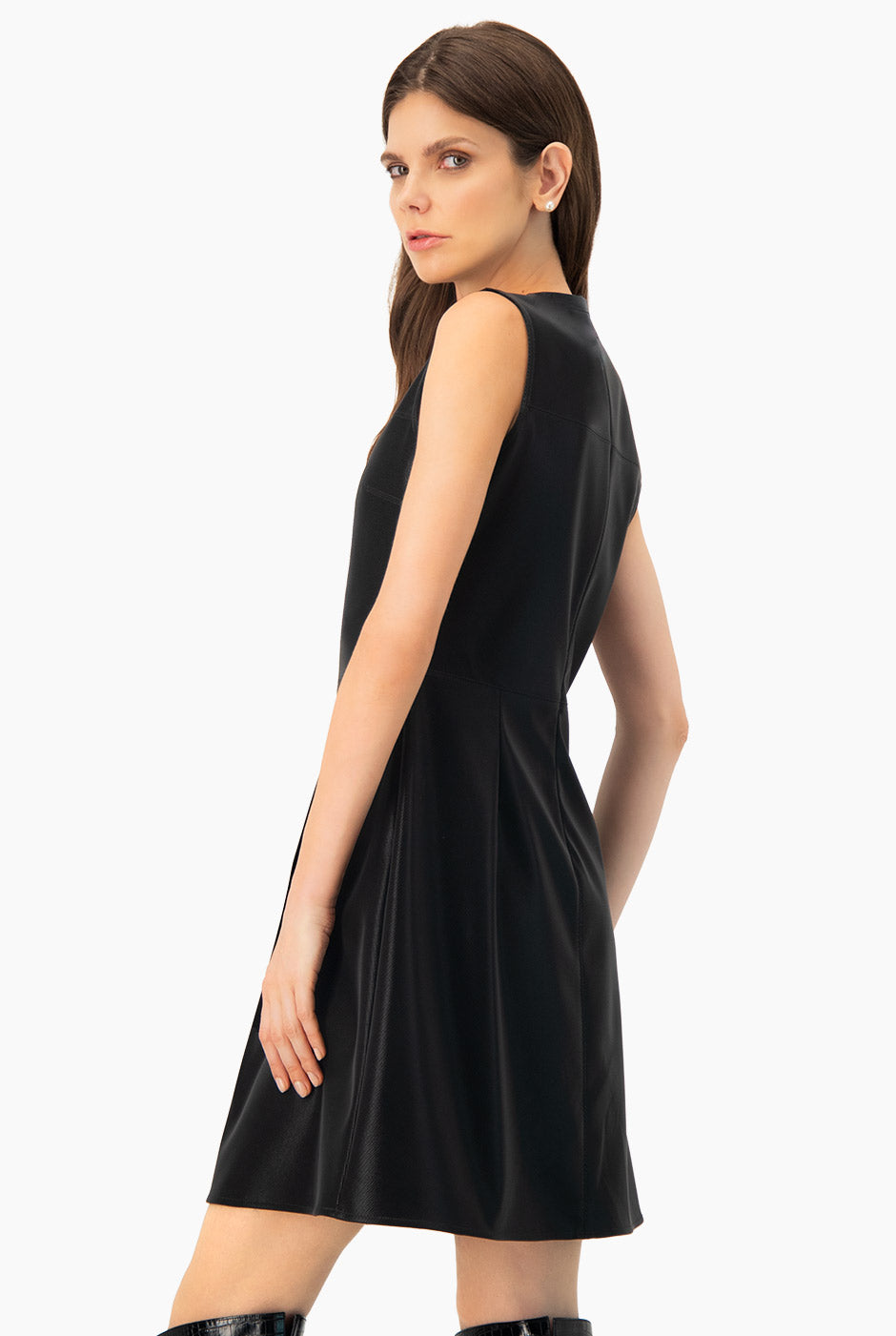 Vestido negro sin mangas con cuello redondo y costuras visibles