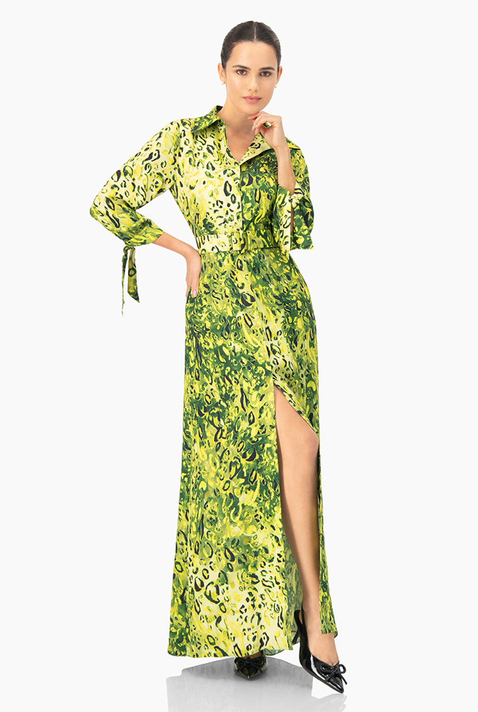Maxi vestido camisero verde con estampado animal print y cinturón