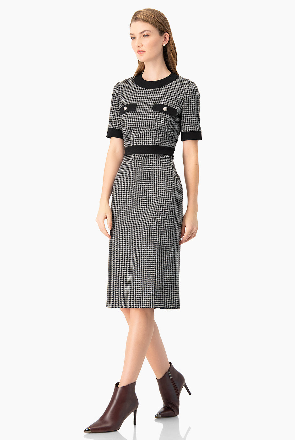 Vestido midi negro con botones, manga corta y detalle elegante