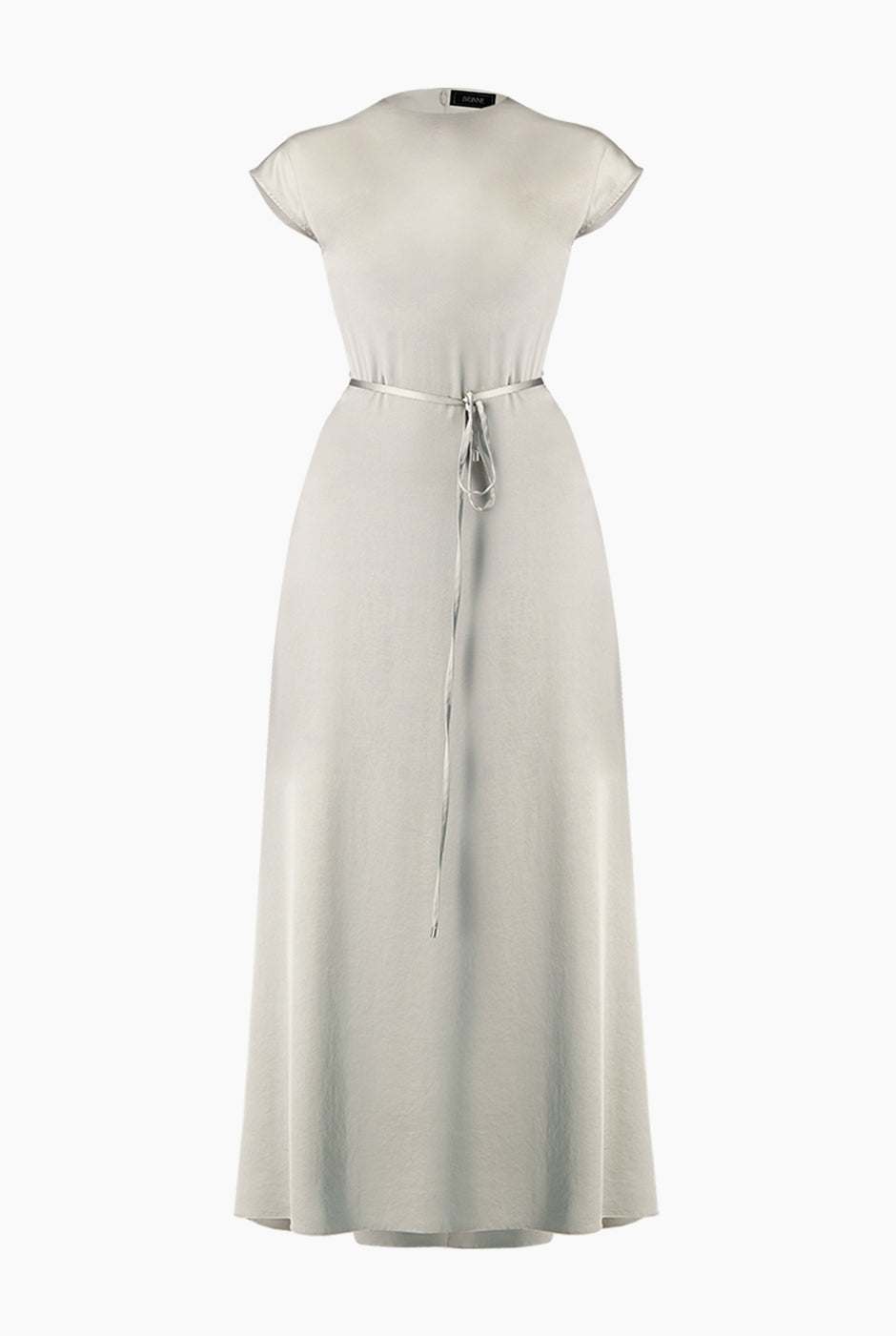 Vestido largo sin mangas en tono plateado con cinturón delgado