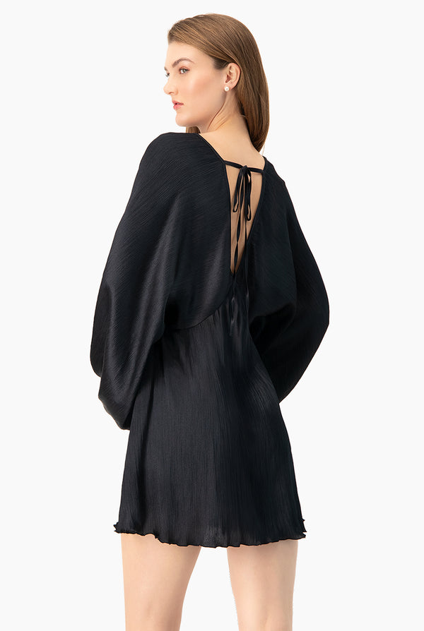 Vestido corto negro de manga amplia