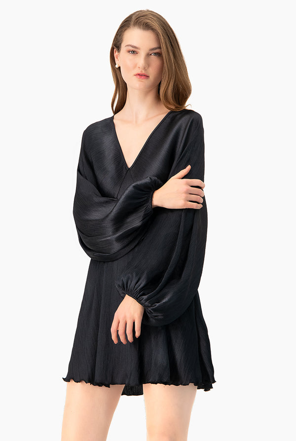 Vestido corto negro de manga amplia