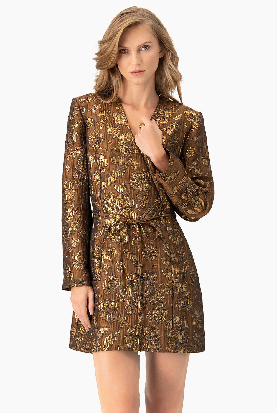 Vestido corto café con escote V y bolsillos frontales