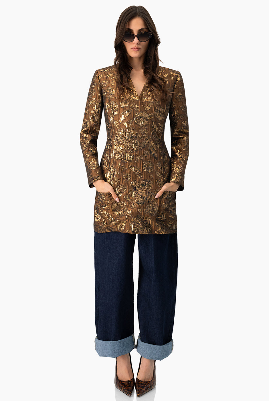 Vestido corto café con escote V y bolsillos frontales