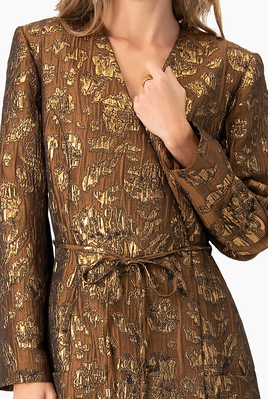 Vestido corto café con escote V y bolsillos frontales