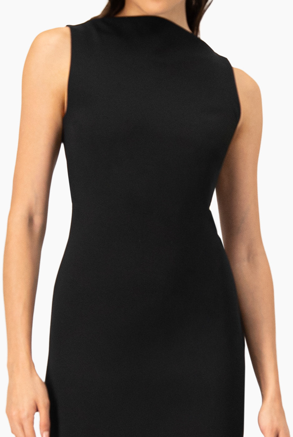 Vestido midi negro sin mangas con abertura lateral