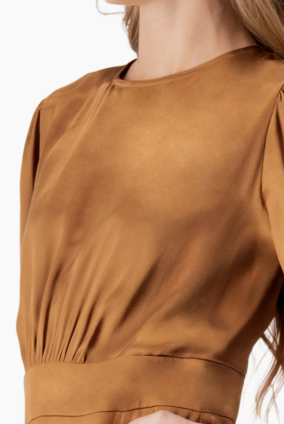 Vestido midi café liso con abertura frontal y manga corta