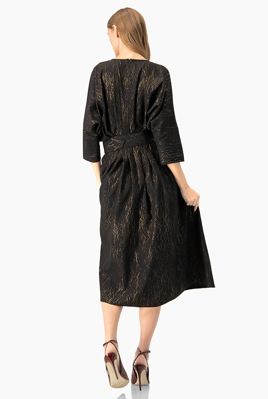 Vestido midi negro con cinturón ancho y estampado dorado