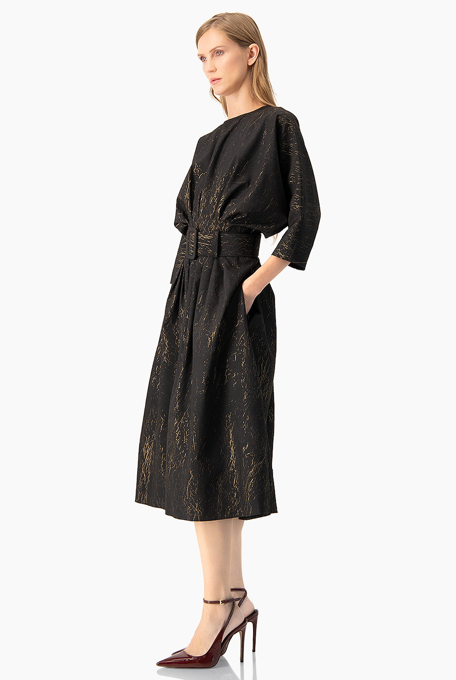 Vestido midi negro con cinturón ancho y estampado dorado