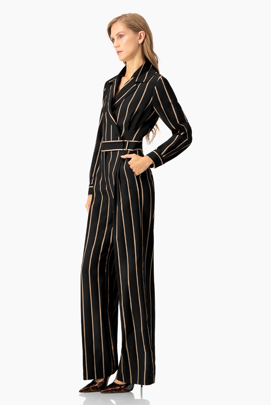 Jumpsuit negro con rayas, escote en V y bolsillos laterales