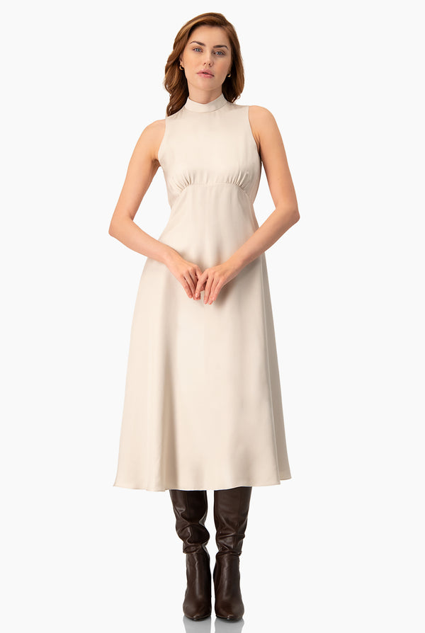 Vestido largo y cuello alto