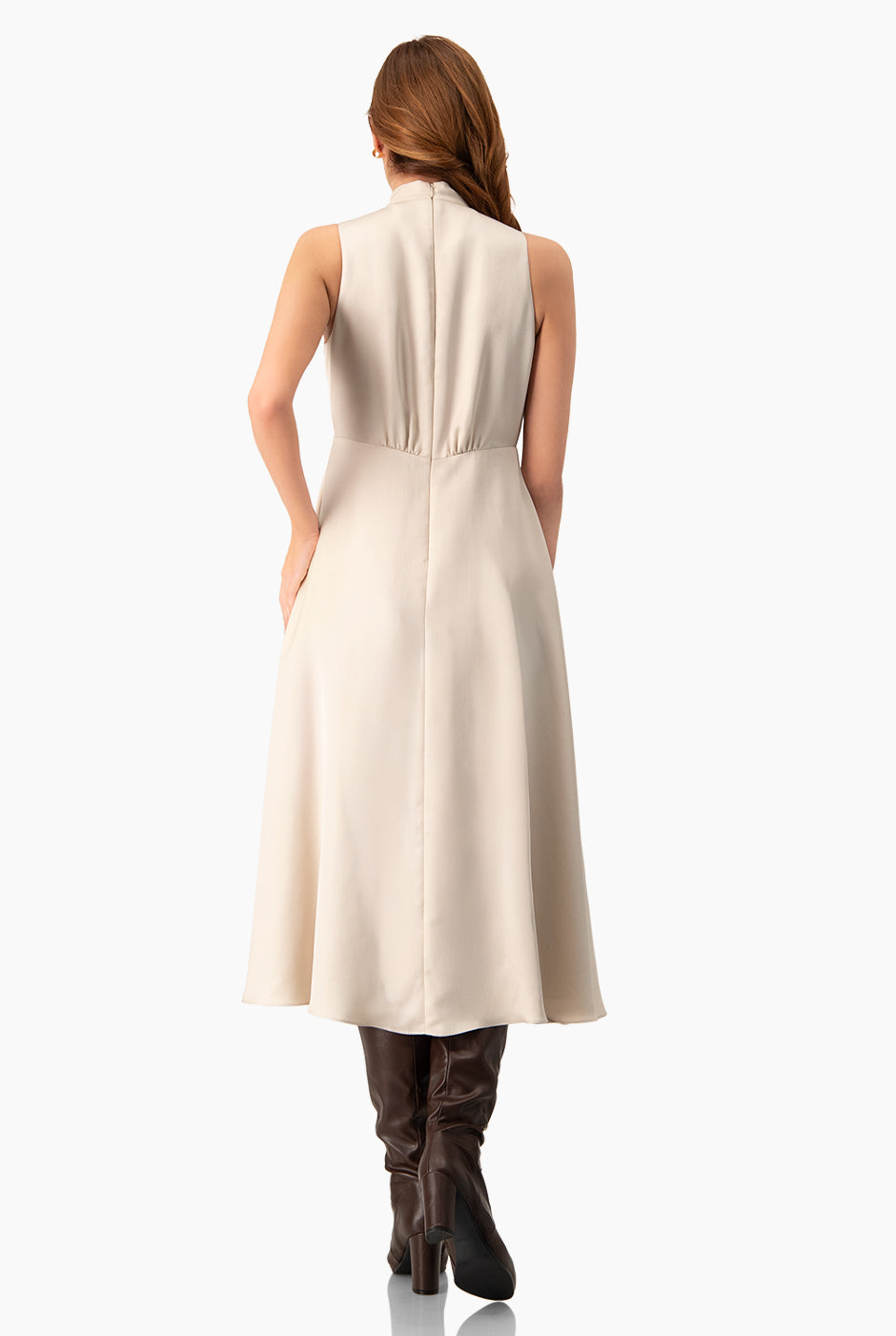 Vestido largo marfil sin mangas y cuello alto
