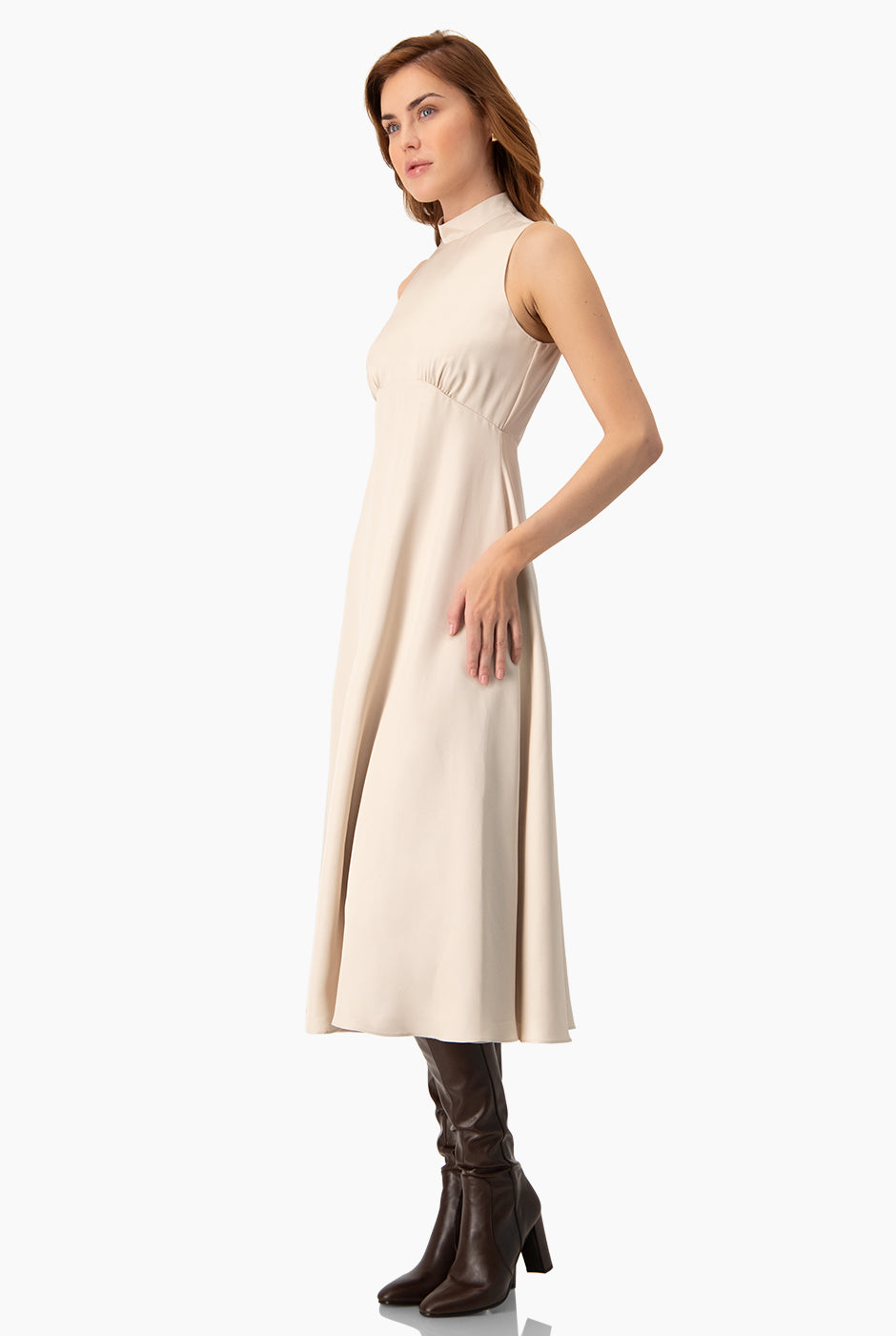 Vestido largo marfil sin mangas y cuello alto
