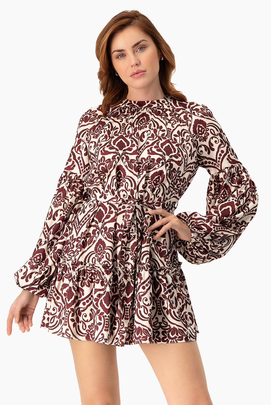 Vestido corto estampado vino con manga larga y cuello redondo