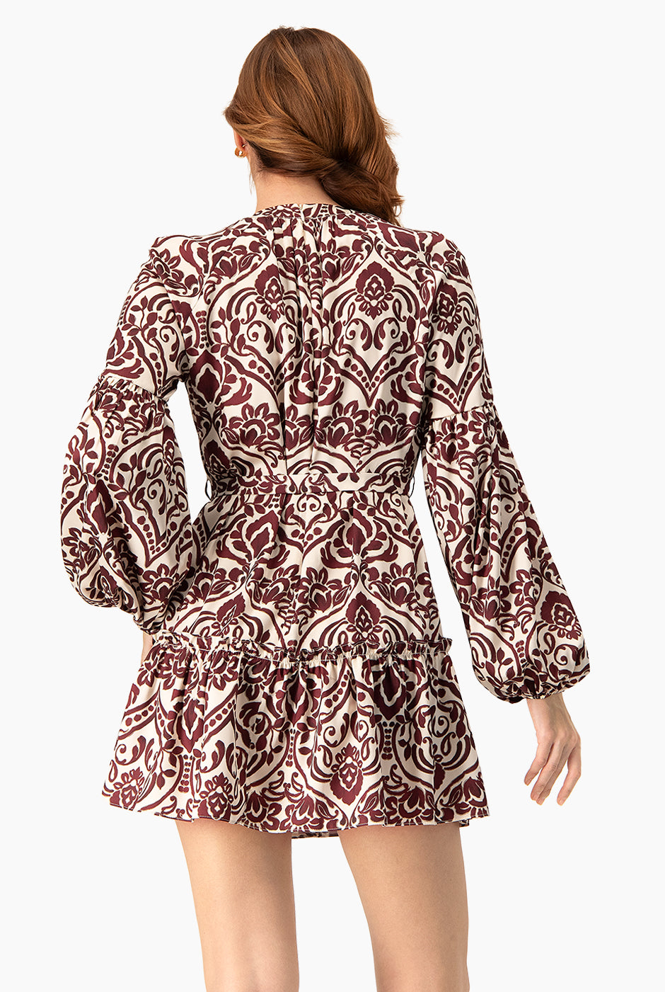 Vestido corto estampado vino con manga larga y cuello redondo