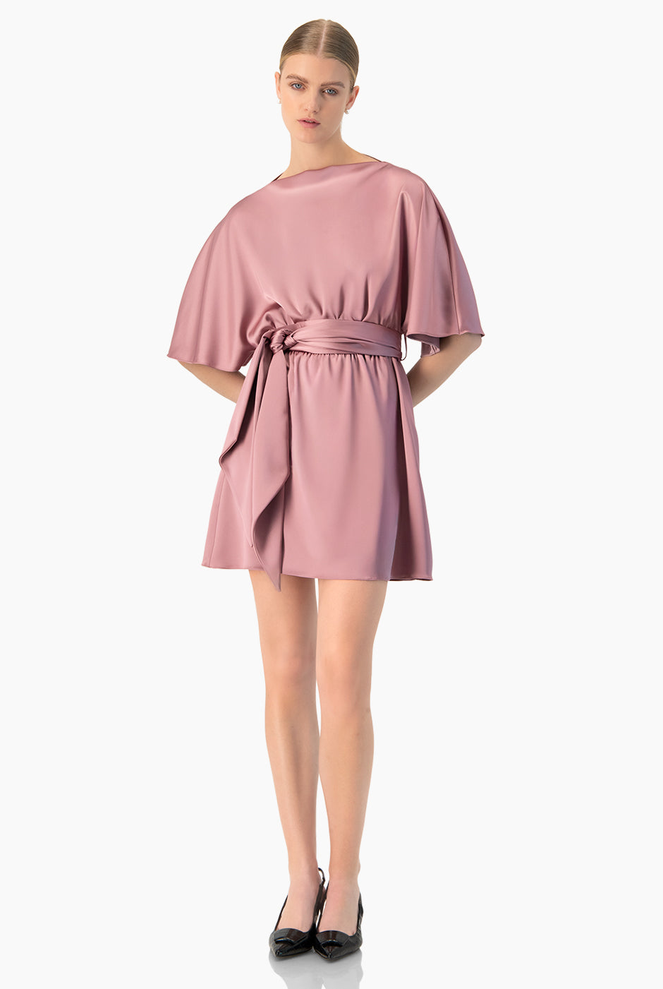 Vestido corto rosa oscuro con cinta en la cintura y manga murciélago