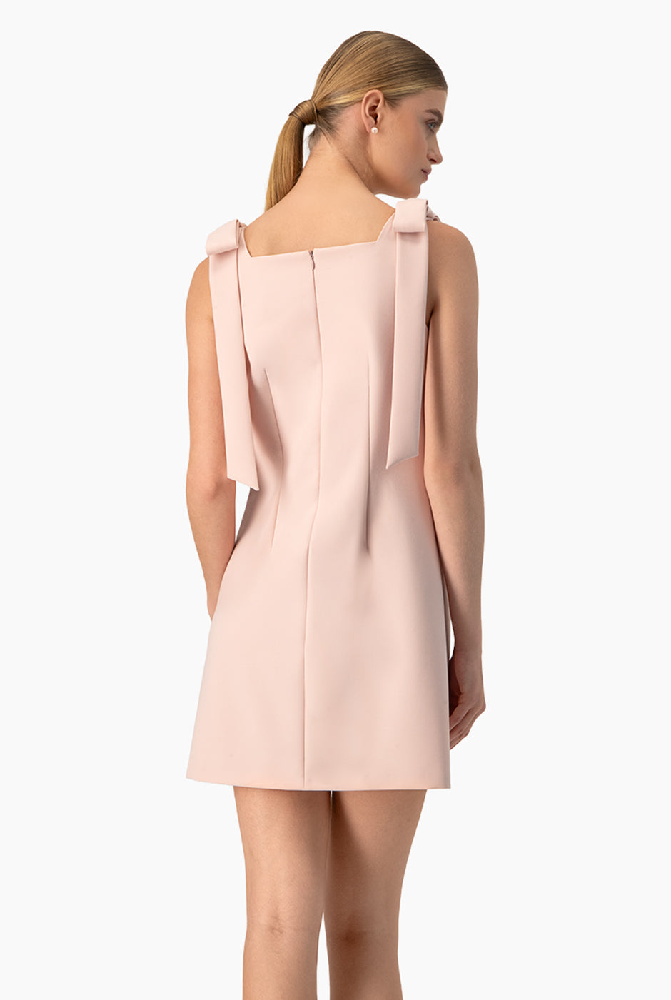 Vestido corto rosa sin mangas con cintas en los hombros