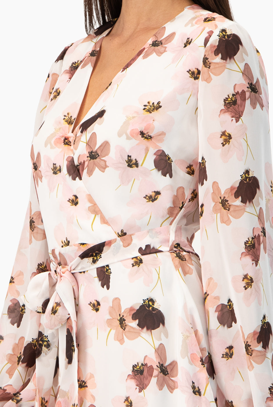 Vestido corto estampado floral con escote en V y manga larga