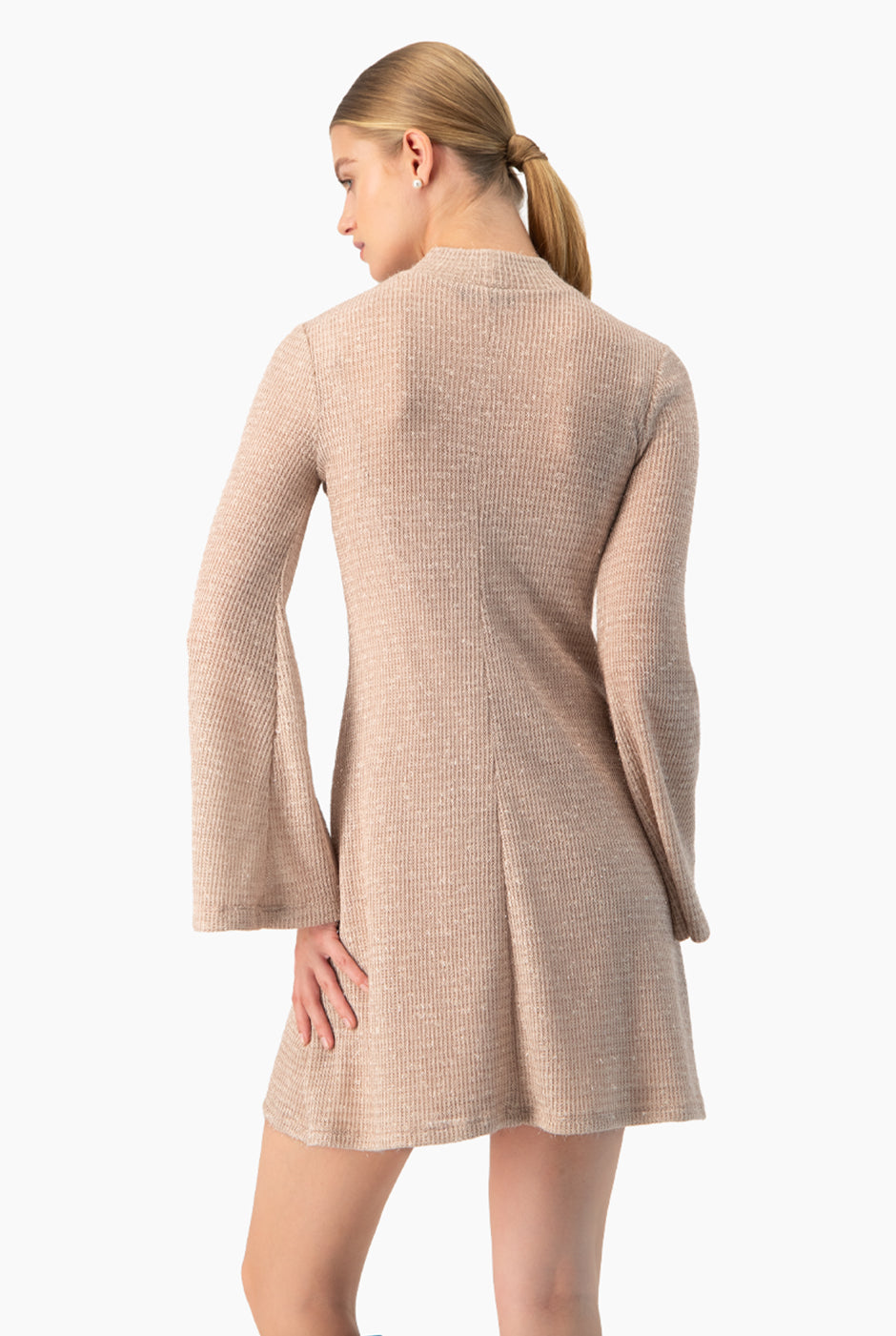 Vestido corto tejido rosa de manga larga y cuello alto