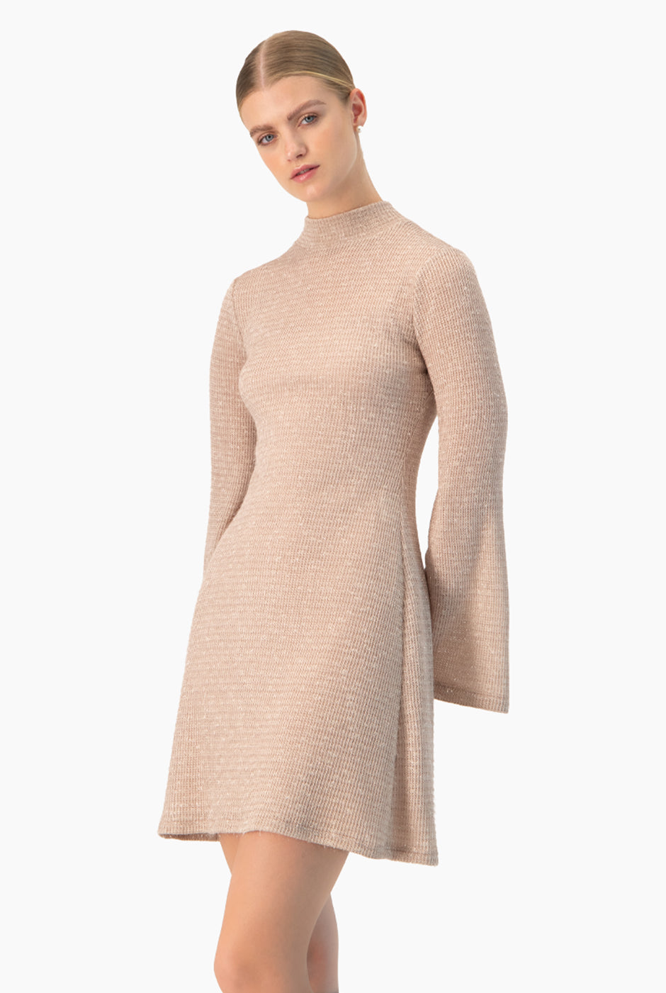 Vestido corto tejido rosa de manga larga y cuello alto