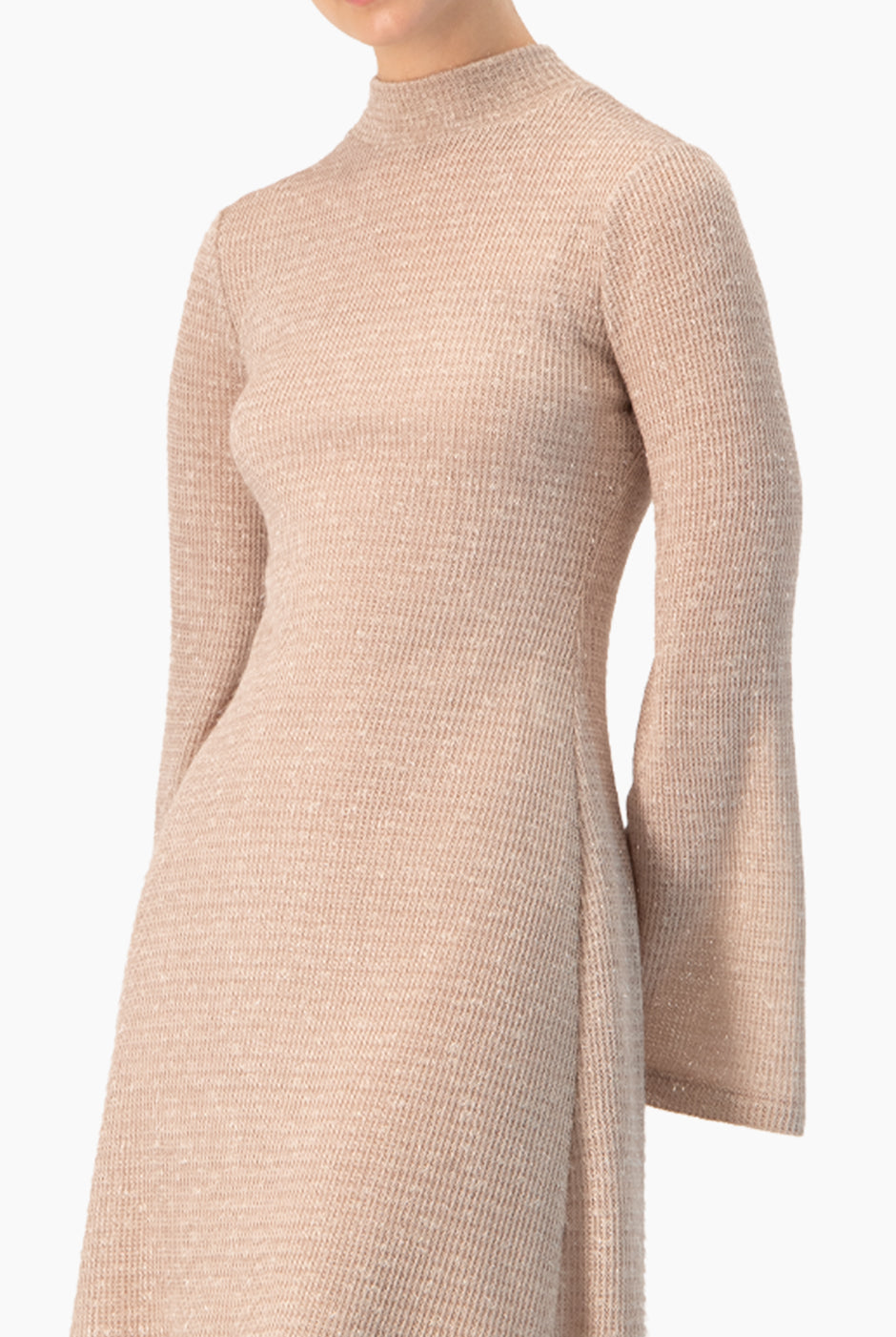 Vestido corto tejido rosa de manga larga y cuello alto