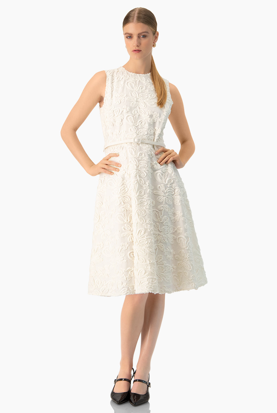 Vestido midi marfil sin mangas con cinturón y textura floral.