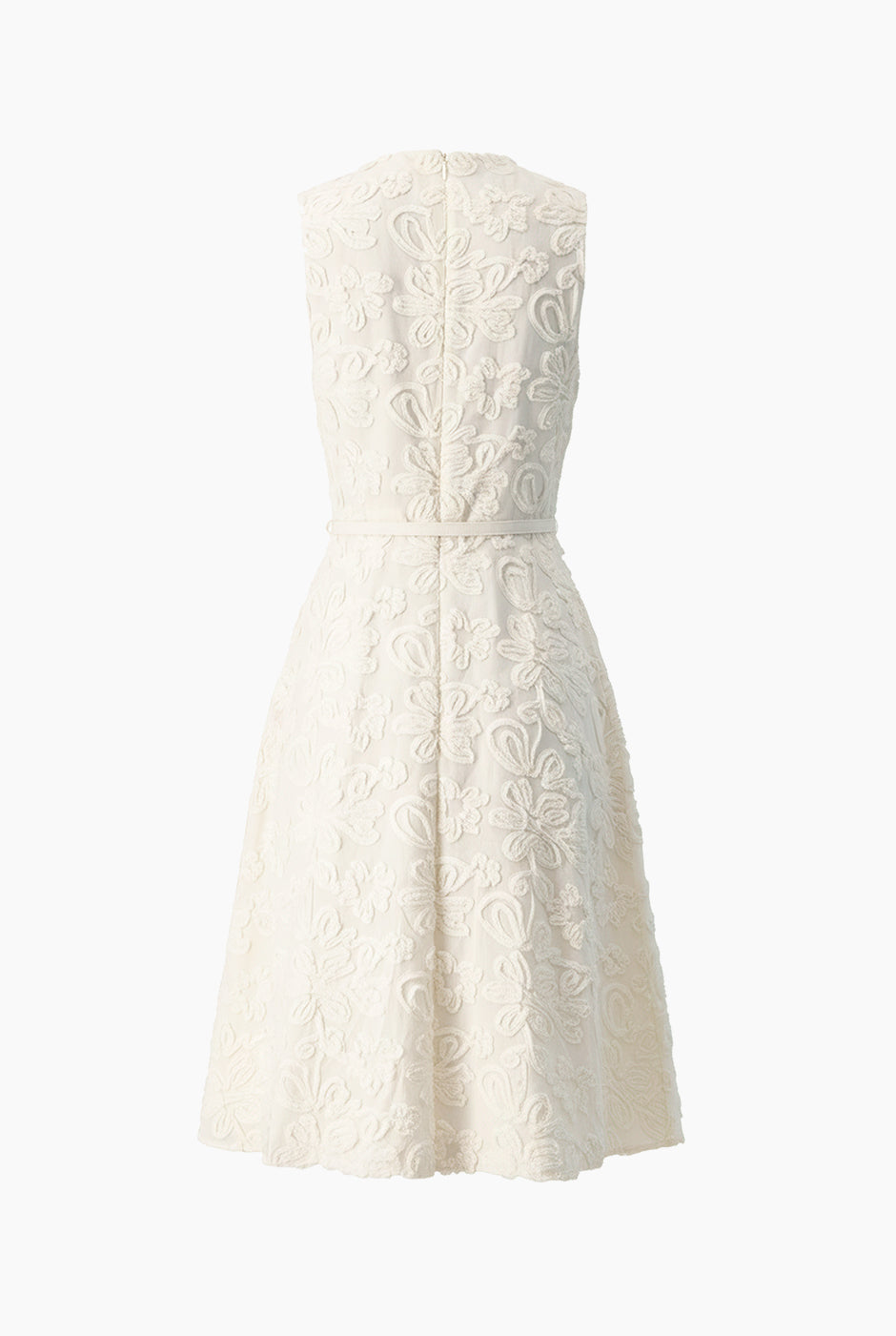 Vestido midi marfil sin mangas con cinturón y textura floral.