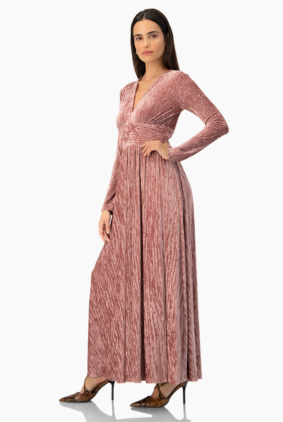 Vestido largo rosa oscuro con escote V y mangas largas plisadas
