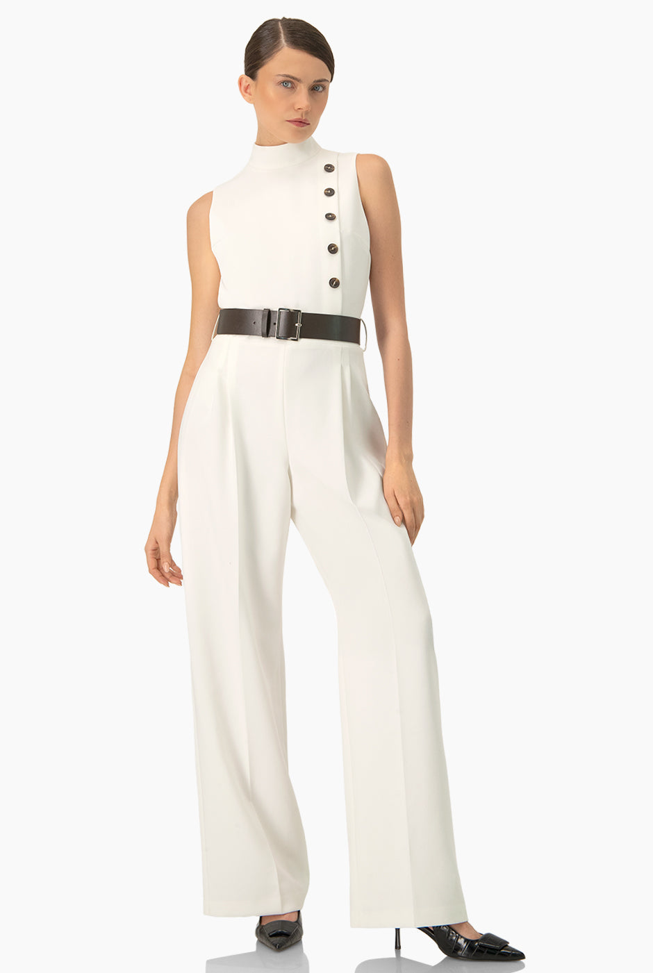 Jumpsuit marfil sin mangas con cinturón y botones frontales
