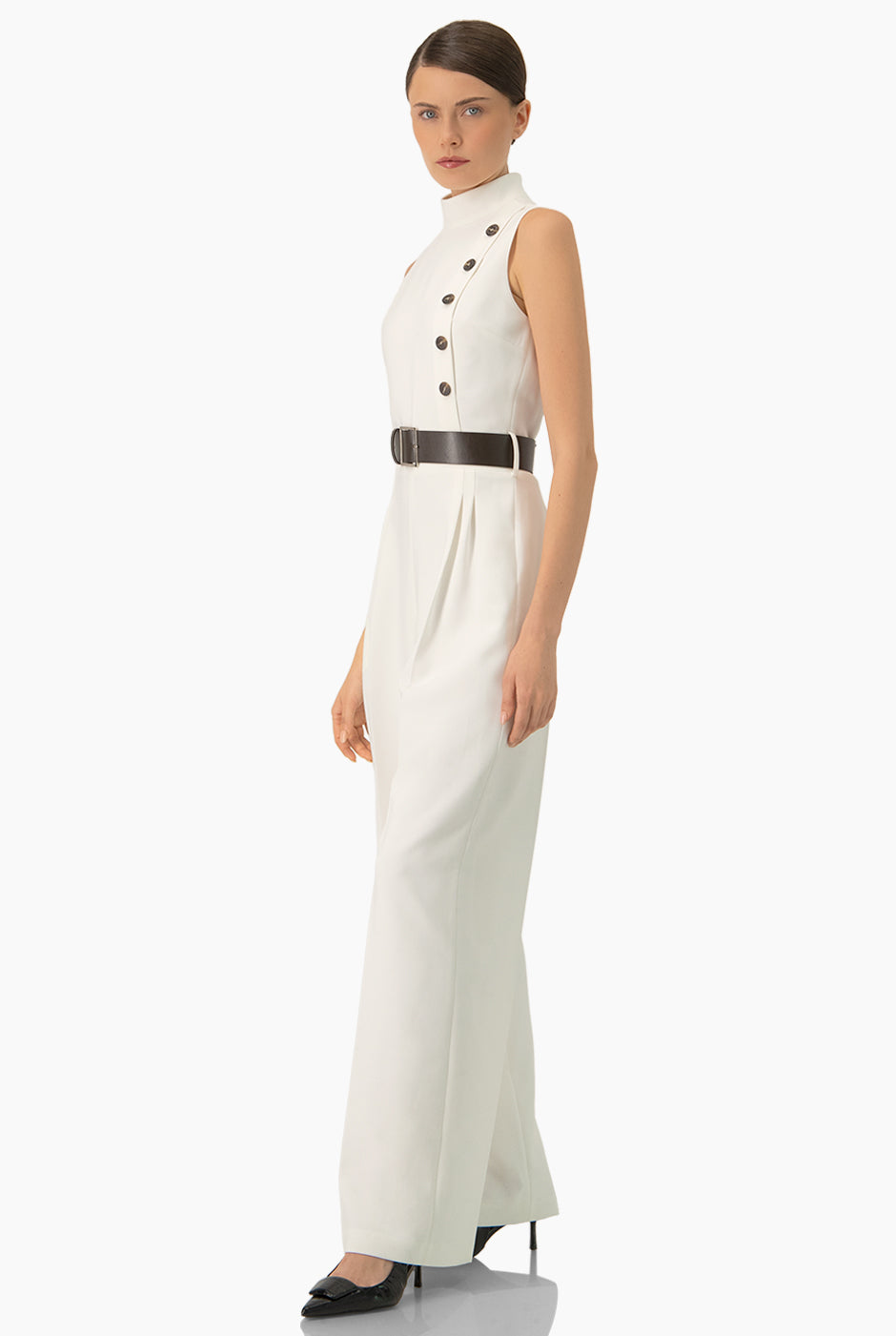 Jumpsuit marfil sin mangas con cinturón y botones frontales
