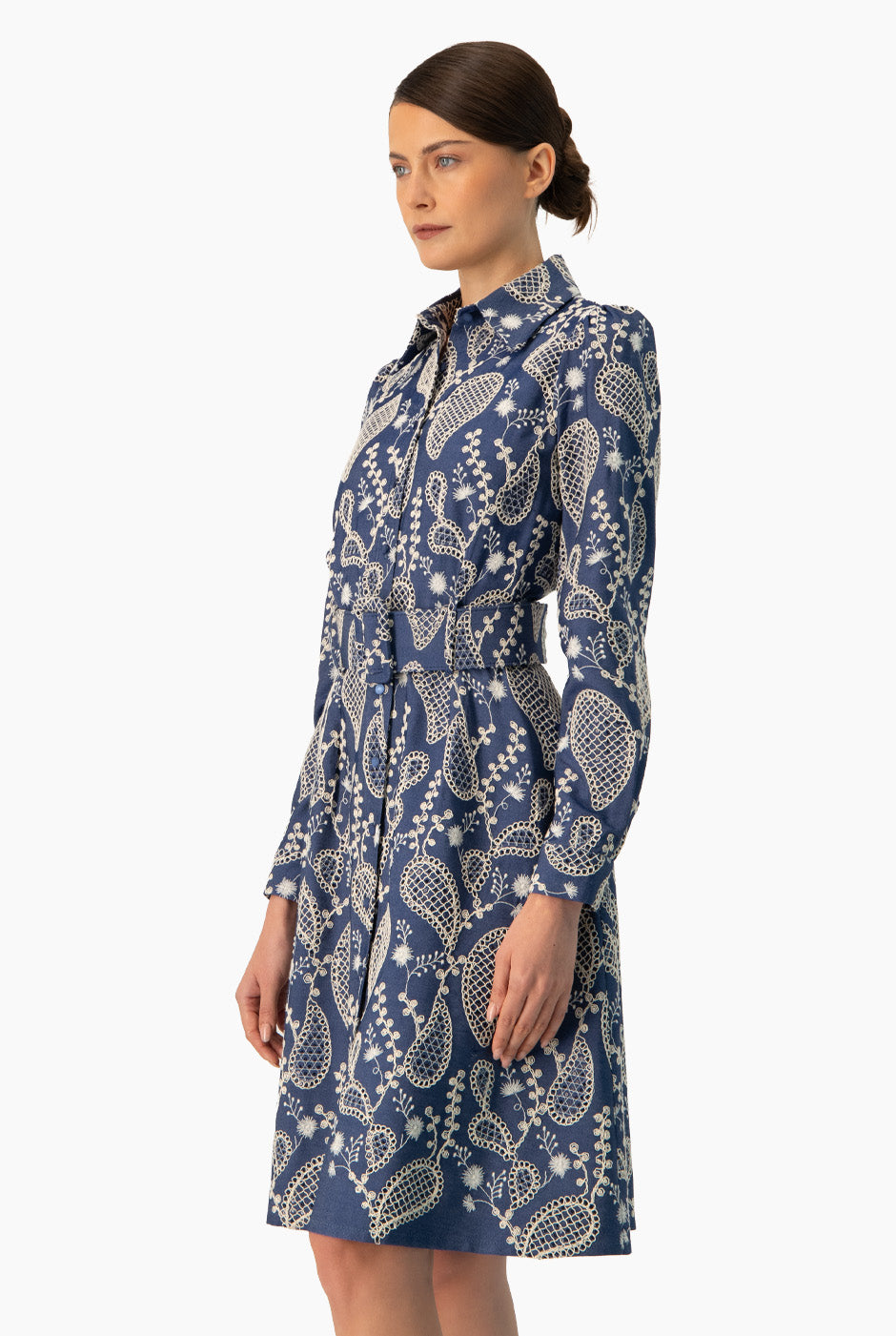 Vestido azul Línea A con bordado floral y cinturón