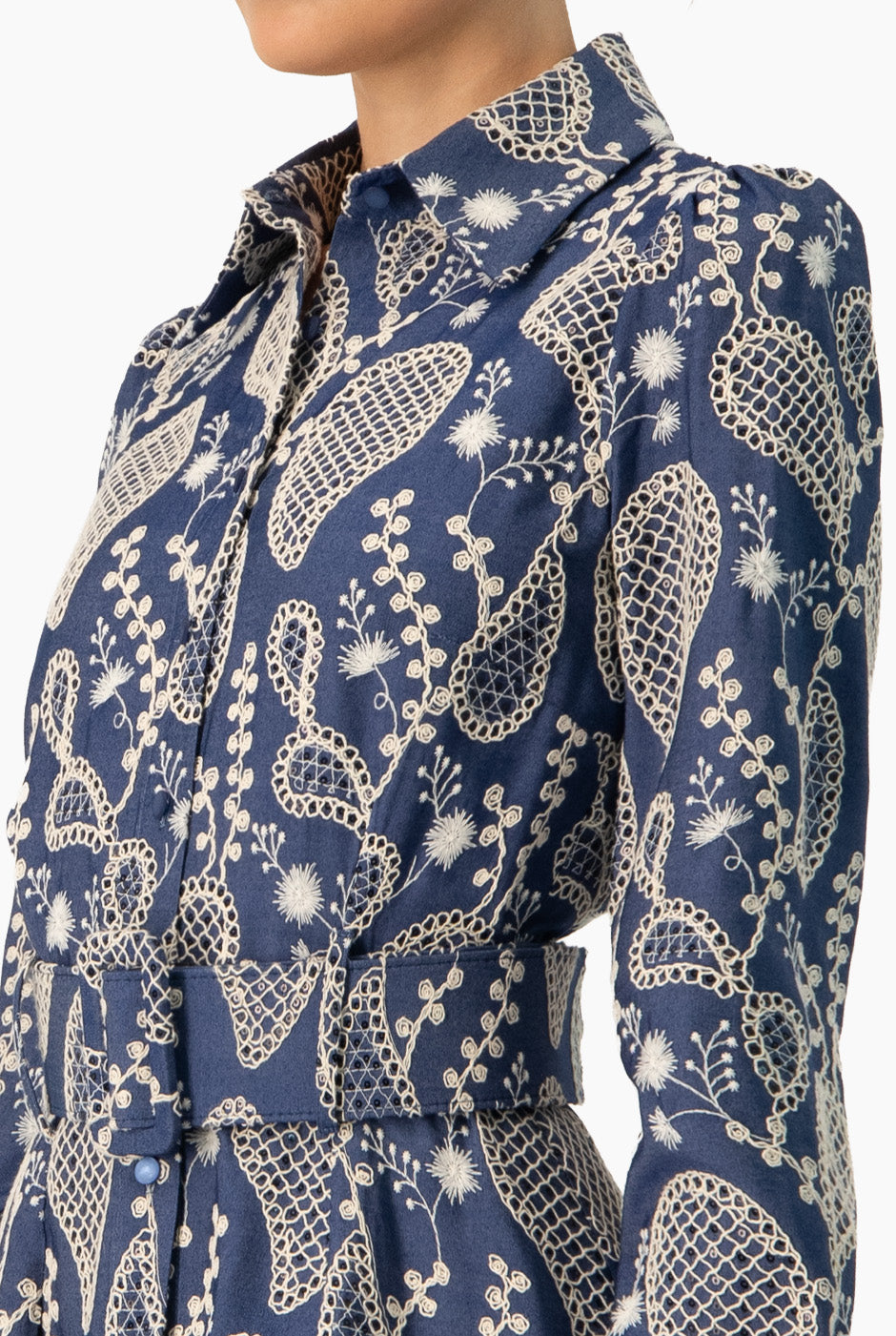 Vestido azul Línea A con bordado floral y cinturón