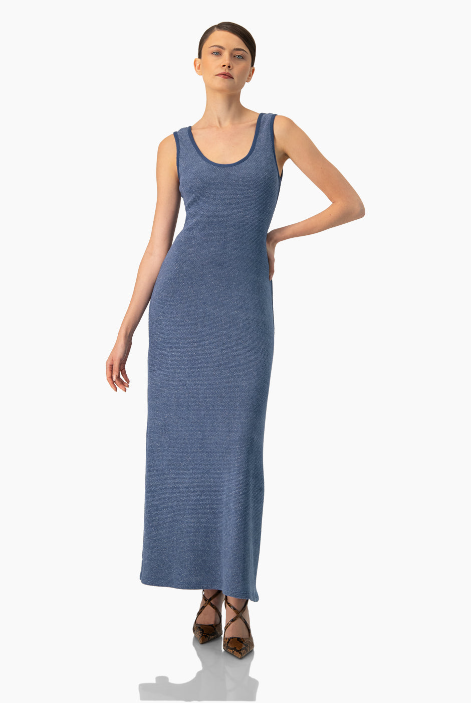 Vestido largo azul sin mangas y escote redondo