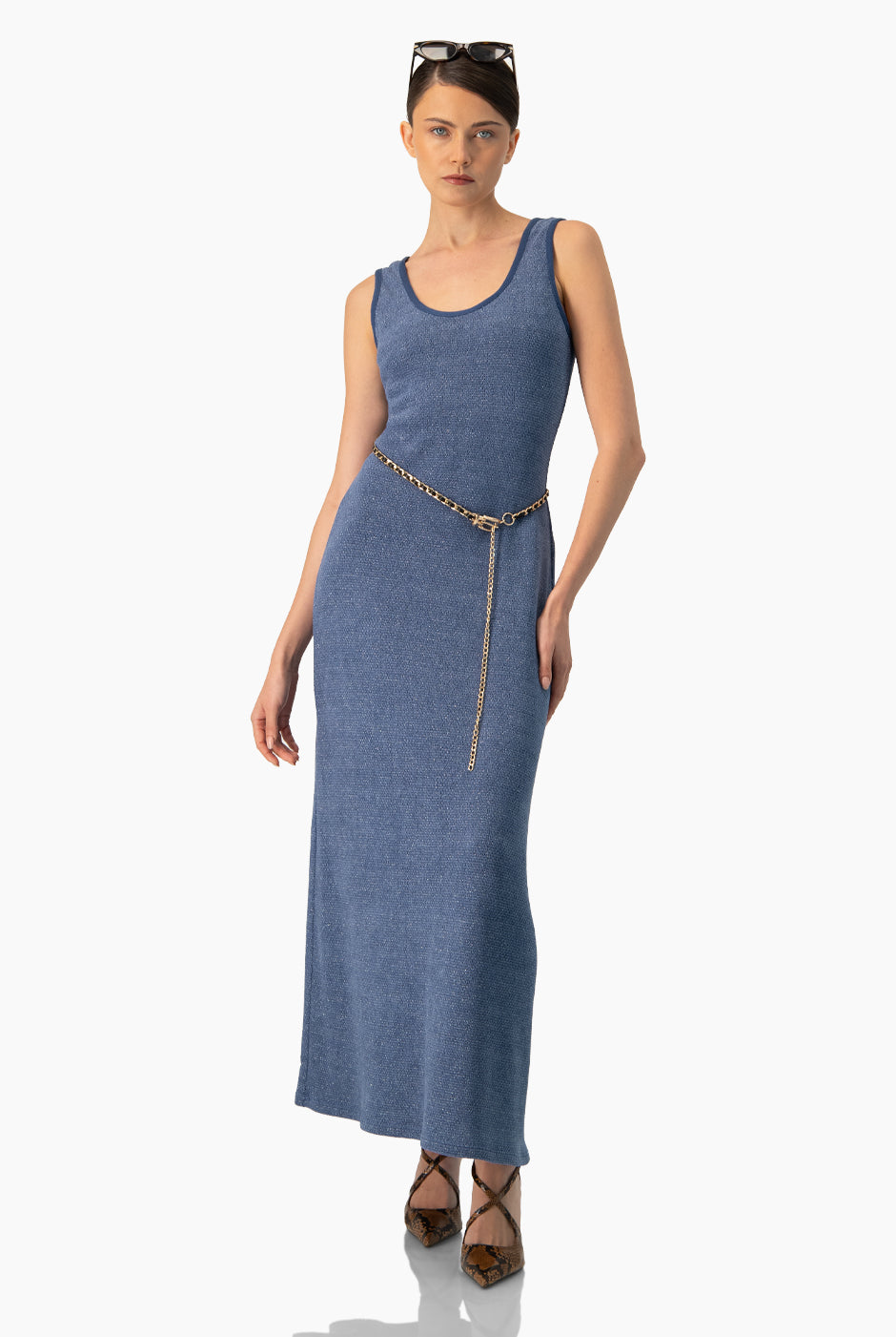 Vestido largo azul sin mangas y escote redondo