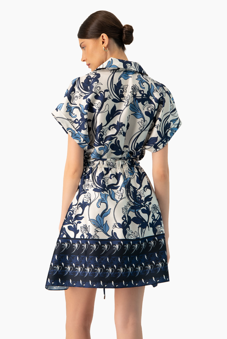 Vestido corto estampado multicolor con manga caída y cinturón