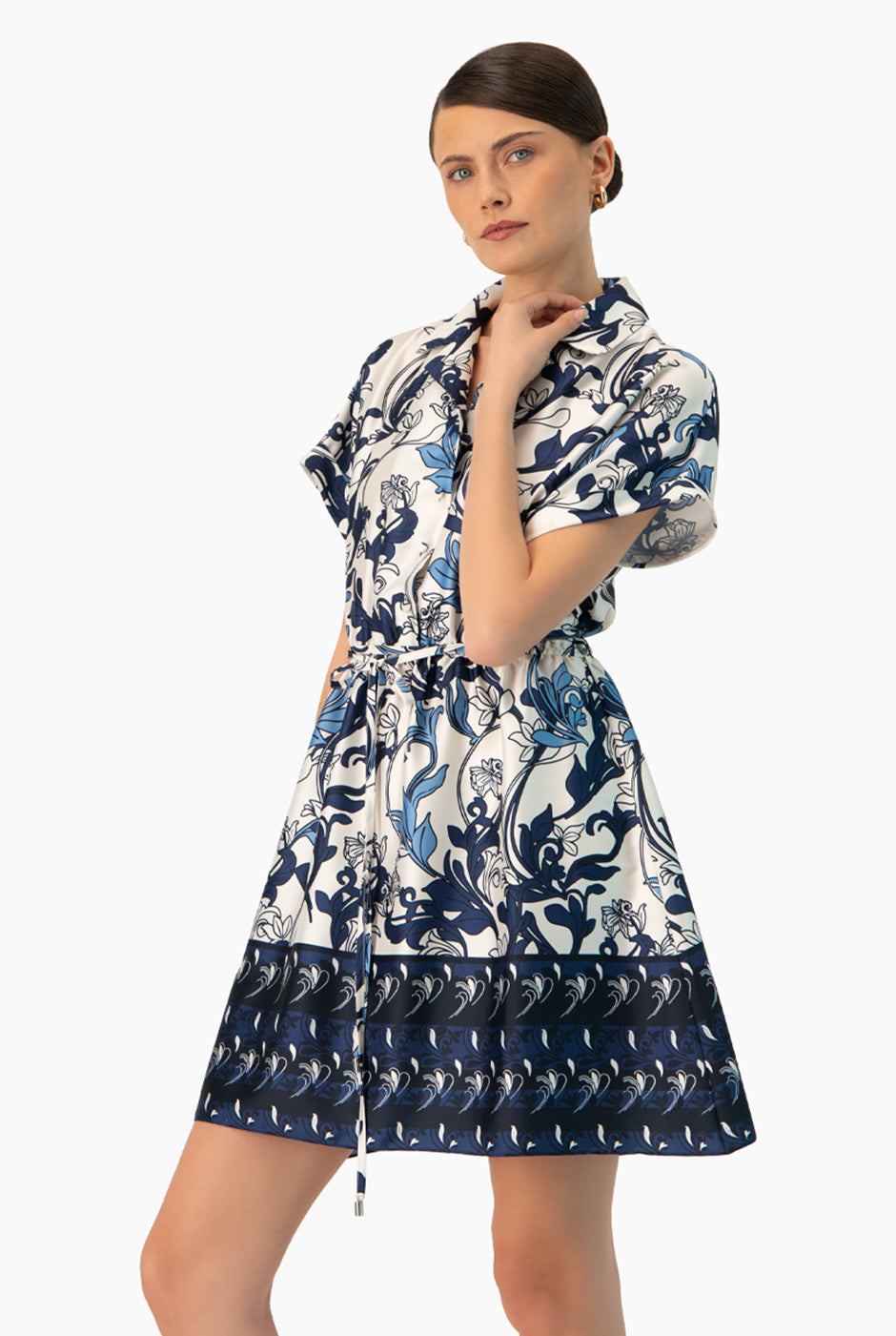 Vestido corto estampado multicolor con manga caída y cinturón