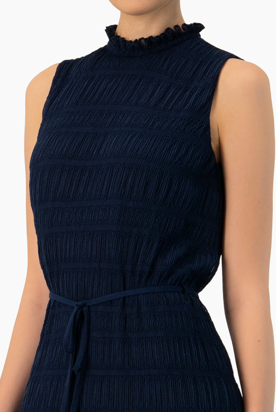 Vestido largo marino plisado sin mangas con cinturón