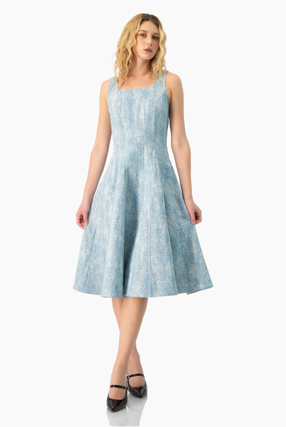 Vestido midi azul de escote cuadrado sin mangas