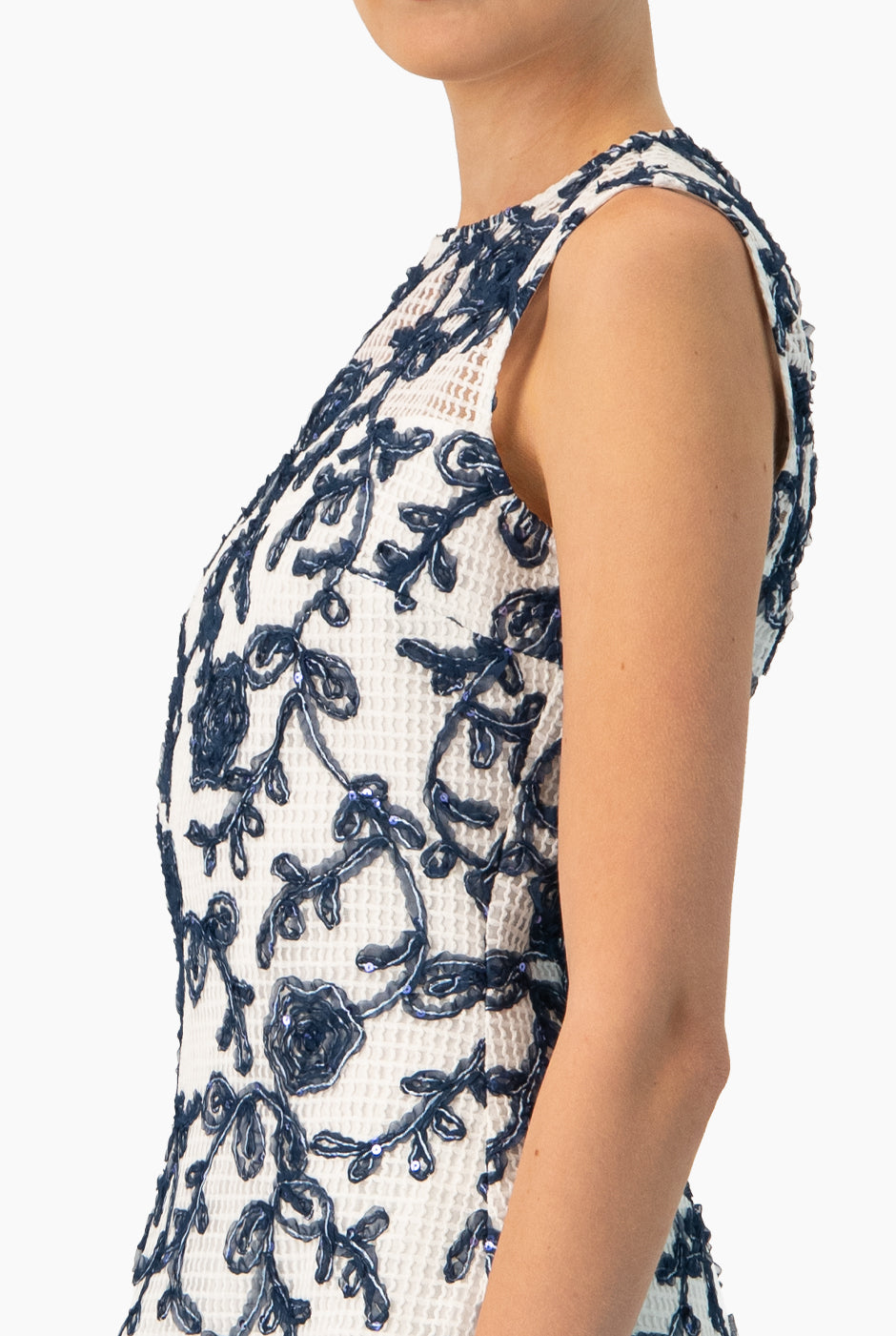 Vestido corto blanco sin mangas con bordado floral