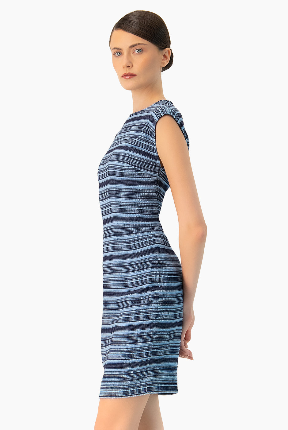 Vestido tejido corto azul de rayas horizontales sin mangas