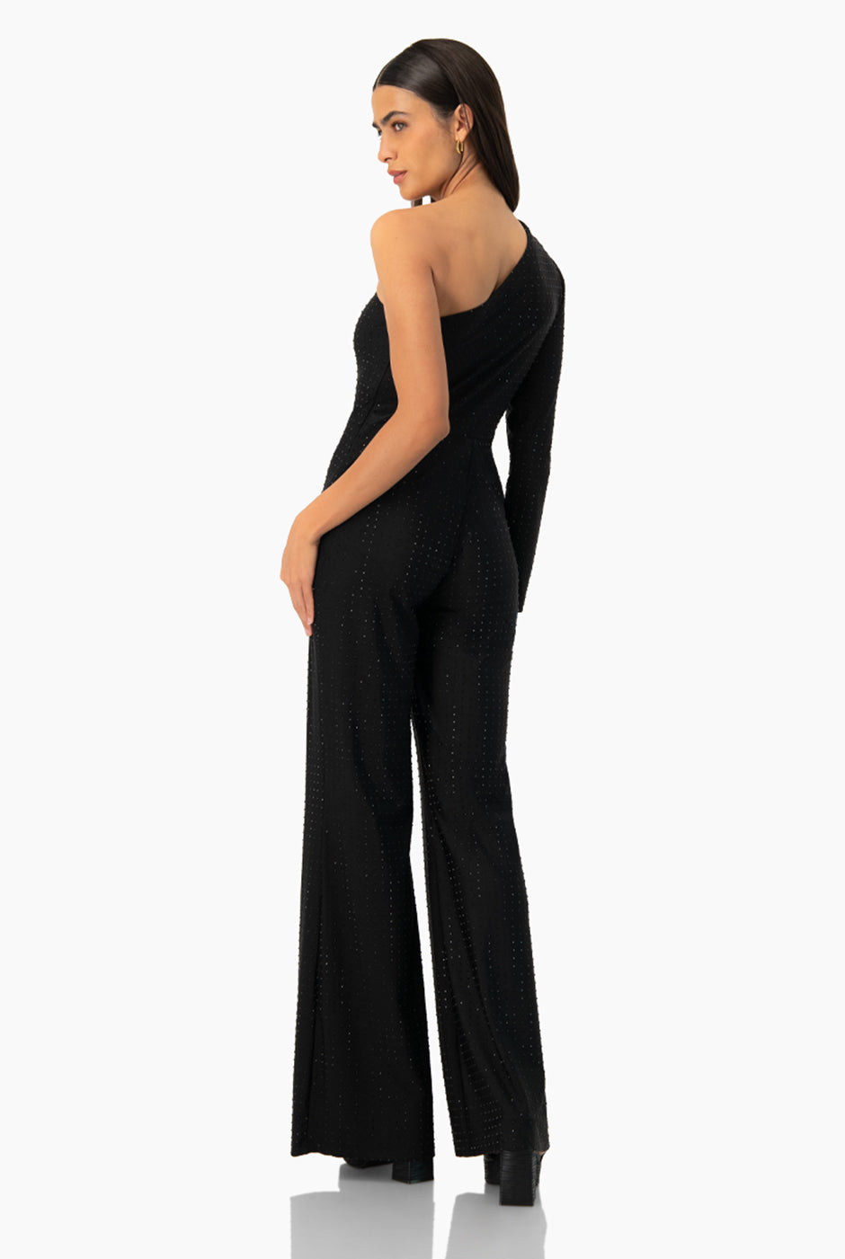Jumpsuit negro de pierna amplia con manga larga y cinturón