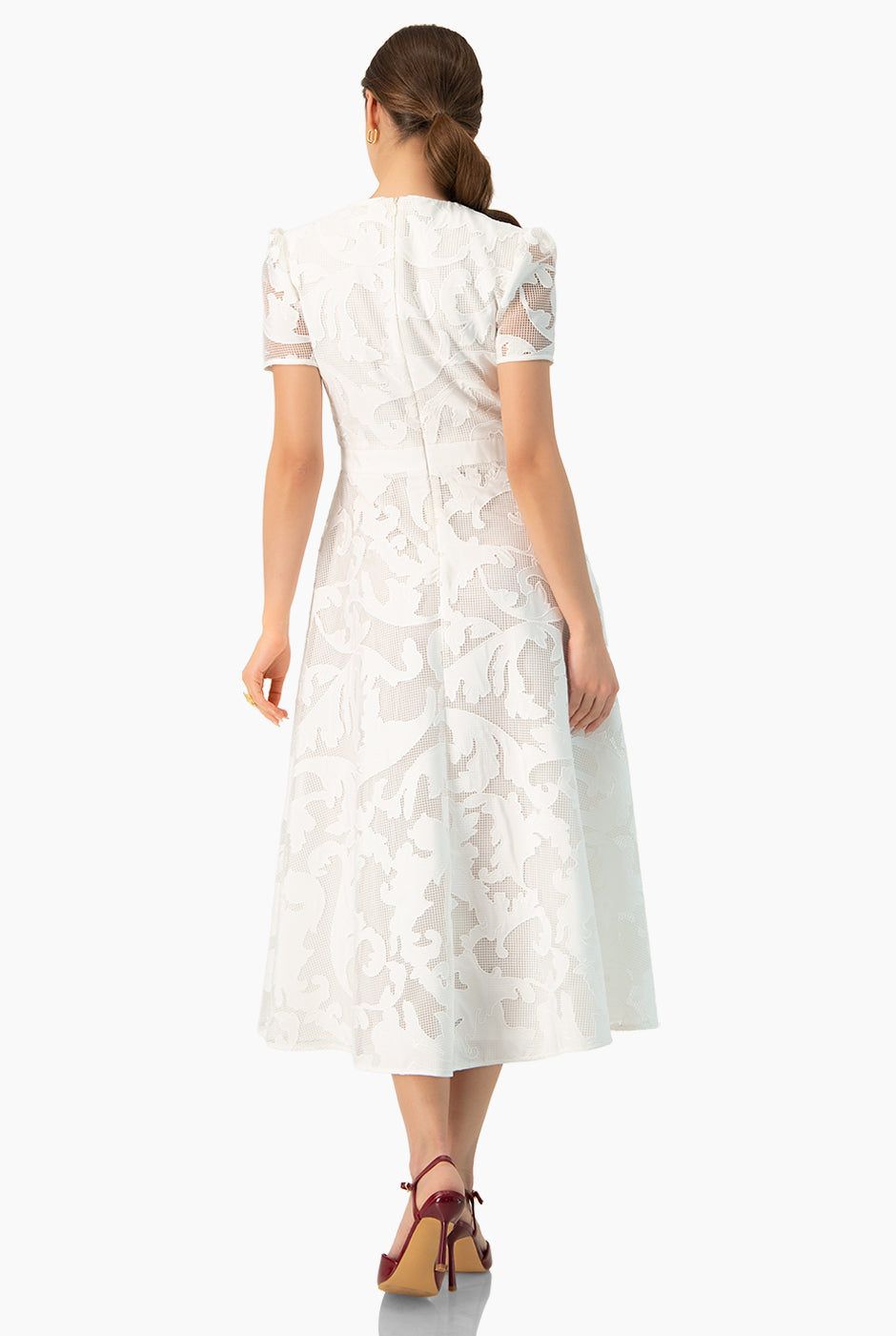 Vestido blanco línea A con encaje floral y transparencias