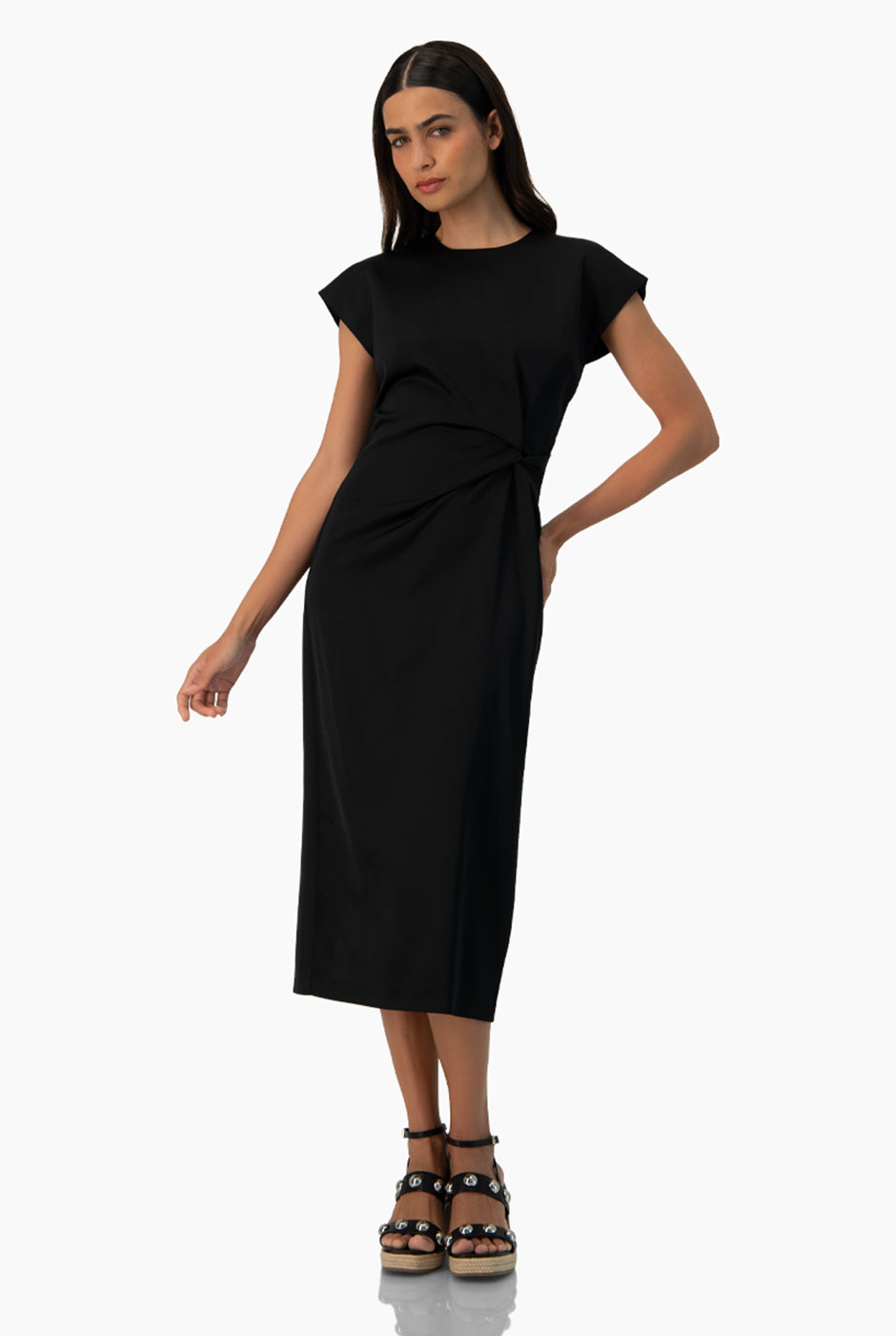 Vestido negro de hombro caído con nudo en la cintura y abertura trasera