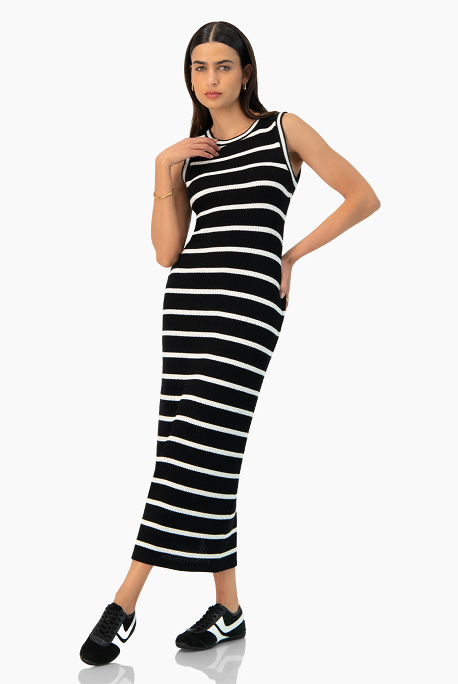 Vestido largo negro tejido con rayas y abertura trasera