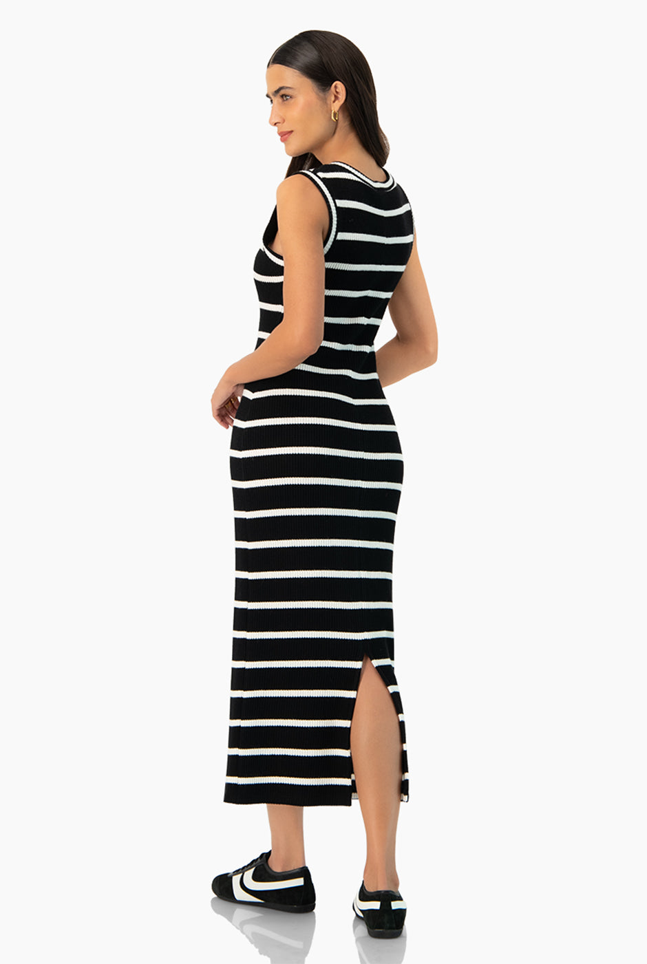 Vestido largo negro tejido con rayas y abertura trasera